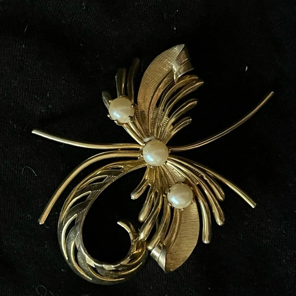 Vintage retro, gold brooch with pearl